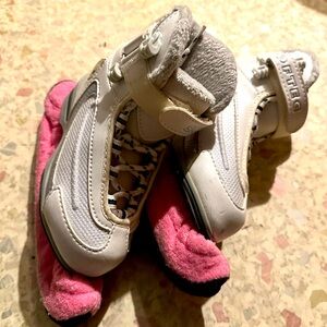 Girls ice skates. Blade size 6 2/3. White.